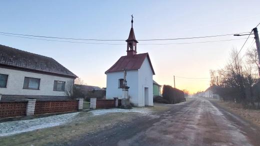 Kaple se zvonicí a s křížem
