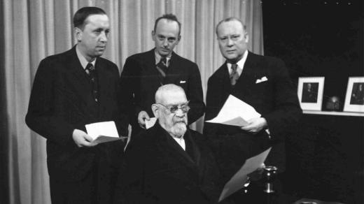 František Křižík (sedící) v rozhlasovém studiu spolu s Karlem Čapkem, Otakarem Matouškem a Vincencem Lesným