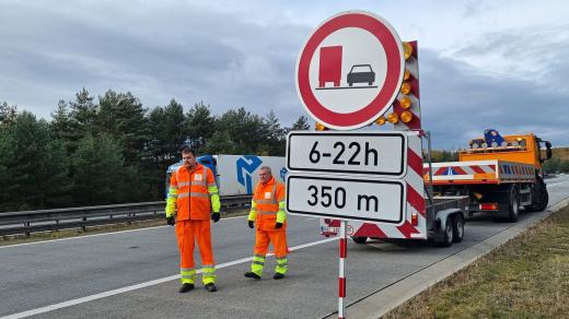 Dopravní značky nově zakazují předjíždění kamionů na D1 mezi Humpolcem a Jihlavou