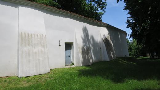 Vstup do krytu civilní obrany ve valech pardubického zámku