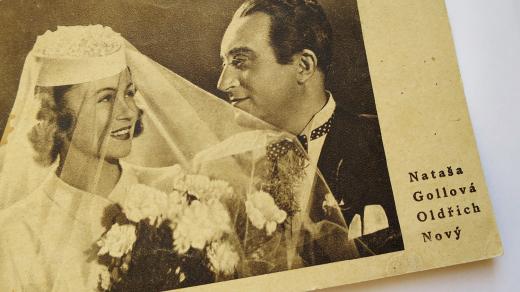 Pohlednice k filmu Roztomilý člověk z roku 1941 s Oldřichem Novým a Natašou Gollovou