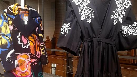 Klára Hegerová propojila lidové řemeslníky se současnými designéry a výsledkem jsou tyto oděvy