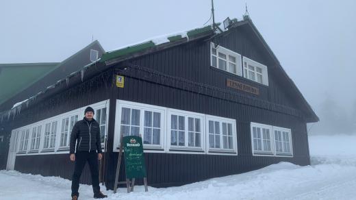 Boudař Michal Kreipl před Lesní boudou v Krkonoších, která je stejně jako všechny ostatní kvůli pandemii zavřená