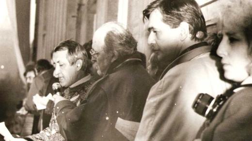 Balkon Melantrichu, zprava Květa Venušová, Jiří Bartoška, u mikrofonu Karel Sedláček