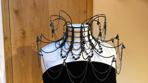 Výstava Skleněná šatna v Zámecké lékárně v Třeboni představuje šaty a doplňky od předních českých návrhářů