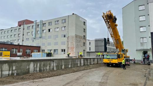 V areálu Karvinské hornické nemocnice začíná stavba kontejnerového pavilonu