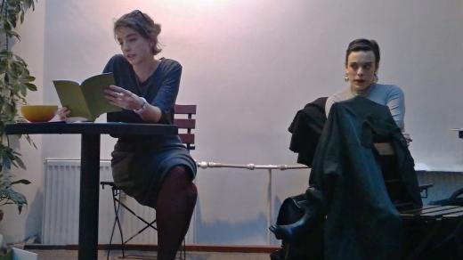 Básnířka Tereza Bínová při autorském čtení na Skleněné louce.