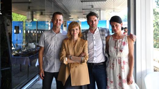 Producent Jiří Konečný, herci Anna Geislerová a Marek Majeský a zpěvačka Viki Olejárová při představení filmu Amnestie na festivalu v Karlových Varech