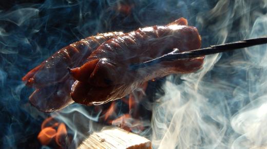 Špekáčky, oheň, opékání