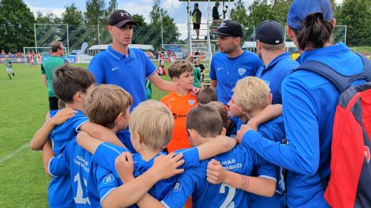 Tým desetiletých fotbalistů z Tábora s trenérem Janem Větrovským na turnaji