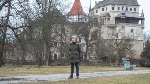 Baronka Jana Germenis-Hildprandtová v parku před zámkem Blatná