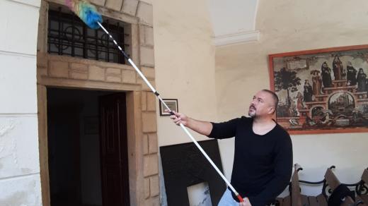 Kastelán Hrubého Rohozce Jiří Holub při úklidu zámeckých prostor