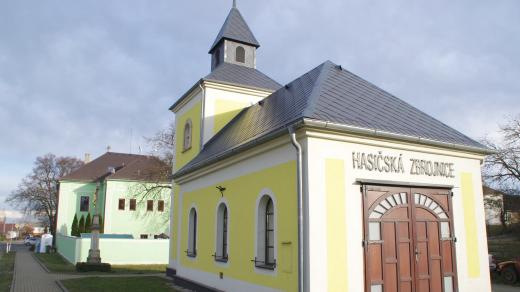 Z jedné strany hasičská zbrojnice, ze druhé kaple sv. Anny i to je rarita Rakové
