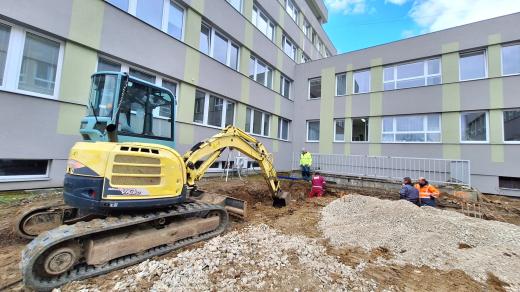 Stavba pavilonu magnetické rezonance v areálu nemocnice v Prachaticích