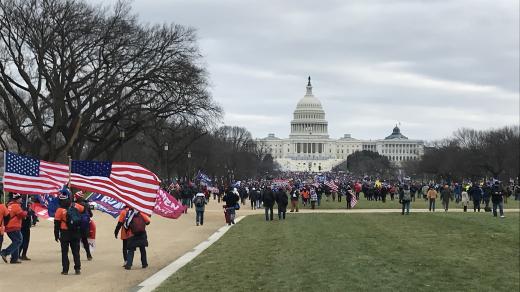 Někteří se začali dobývat také do budovy a obě komory Kongresu, které v tu chvíli separátně projednávaly námitky republikánů ke sčítání hlasů v Arizoně, přerušily jednání