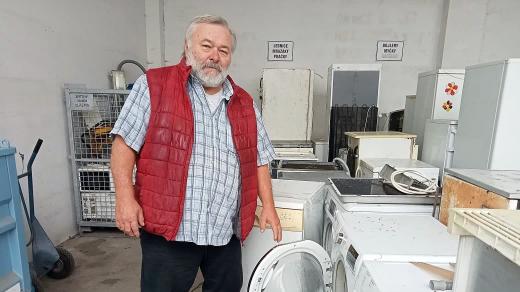 Starosta Němčovic Karel Ferschmann v místním sběrném dvoře