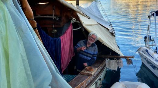 Thanasis na lodi žije už třináct let. Nemá žádnou kajutu, je přikrytá pouze celtovinou