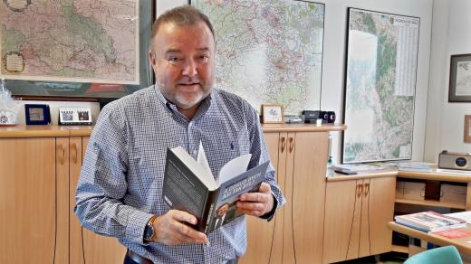 Miroslav Karas se svou knihou