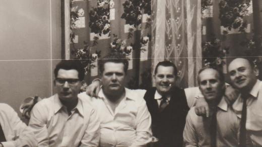 Silvestr roku 1968 u Lukšíčků, zleva: Jindřich (Vlk) Valenta, Oldřich (Hoby) Rottenborn, František (Stopař) Bobek, Jiří (Rys) Lukšíček, Jiří (Grizlly) Oktábec