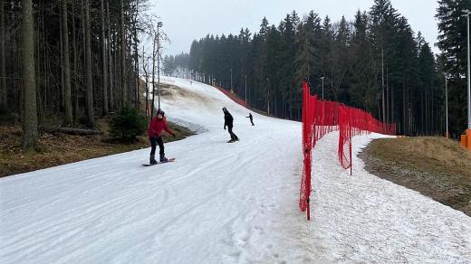 Na Ještědu je k dispozici páteřní, zhruba 1,6 kilometru dlouhá sjezdovka Nová Skalka