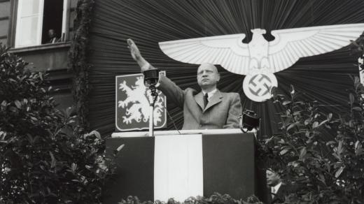 V pondělí 19. ledna 1942 byla jmenována nová protektorátní vláda sestavená podle Heydrichových představ. Ministrem školství a lidové osvěty se stal Emanuel Moravec (na snímku), bývalý plukovník čs. armády, který se za okupace přidal na stranu nacistů
