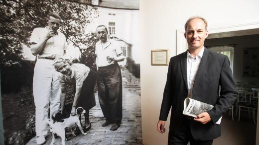 Ředitel Památníku Karla Čapka Zdeněk Vacek v expozici na Strži