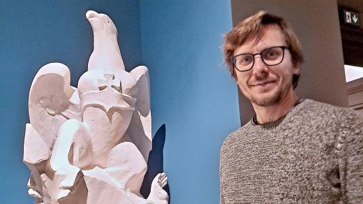 Sochař Martin Chmelař se sádrovým modelem Slezské orlice