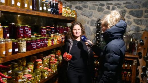 Jana Riebe u zásob zpracovaných plodů ze své zahrádky