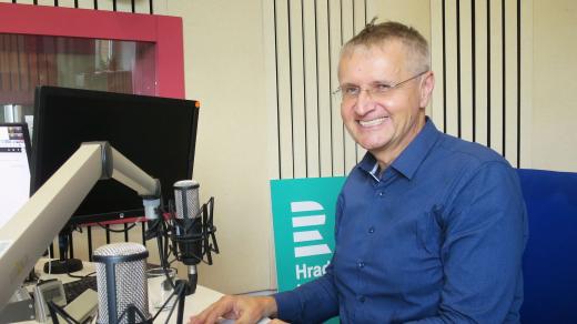 Radek Pudil ve studiu Českého rozhlasu Hradec Králové