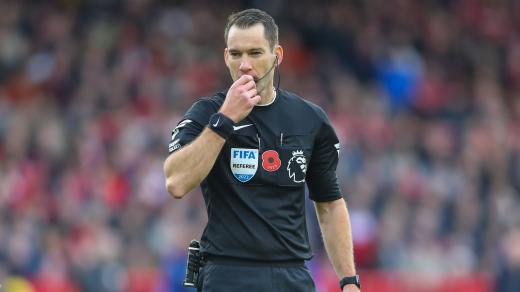 V aktuální sezoně Premier League přibývá stále víc chyb v podání rozhodčích