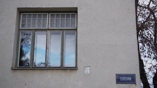 Bauerova vila se nachází na ulici Loosova