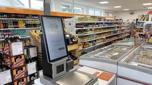 Hybridní prodejna v Němčičích. Přes den je s obsluhou, v noci bez