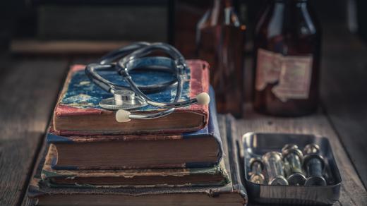 Fonendoskop a knihy (ilustr. foto)