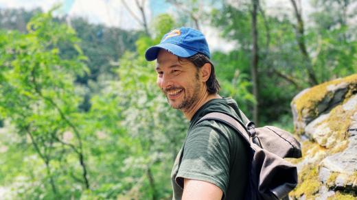 Jan Trnka je biochemik, člen kapely Severní nástupiště a čundrák