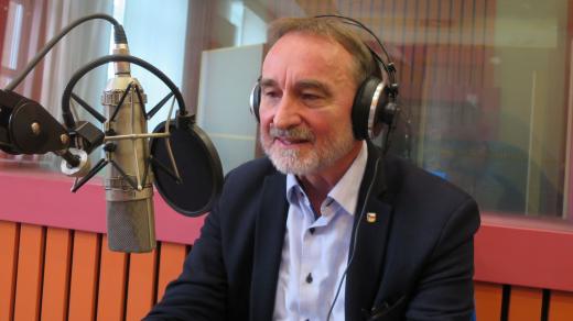Miroslav Antl ve studiu Českého rozhlasu Hradec Králové