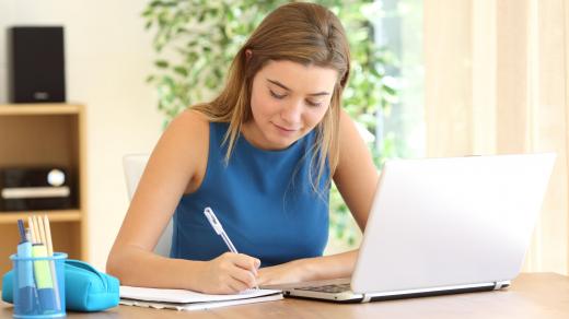 Student, domácí úkoly, výuka přes internet, počítač, notebook, samostudium, příprava na zkoušky