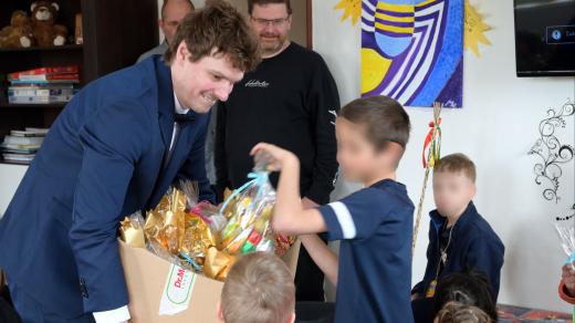 Královéhradecký exekutor Martin Štika se vypravil do Dětského domova v Nechanicích