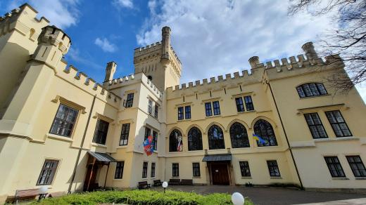 Na zámek ve Skřivanech se přistěhovalo 42 ukrajinských žen a dětí utíkajících před válkou