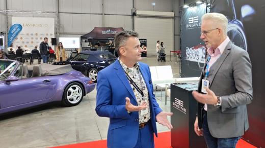 Moderátor Petr Kumpfe a sběratel aut Radek Pokorný se potkali na Prague Car Festivalu
