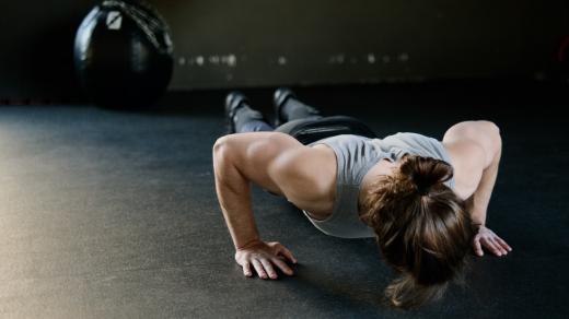 Fyzioterapeut a kondiční trenér Vít Živný k dobré kondici doporučuje také silová cvičení jako kliky nebo dřepy