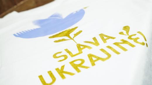 Detail trička Sláva Ukrajině, design Maria Makeeva