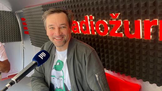 Ondřej Sokol ve studiu Radiožurnálu v Karlových Varech