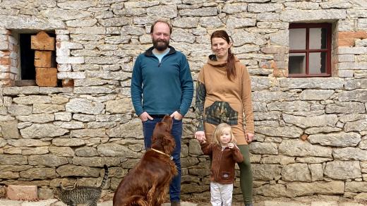 Vojtěch Kmošek s rodinou a domácími mazlíčky