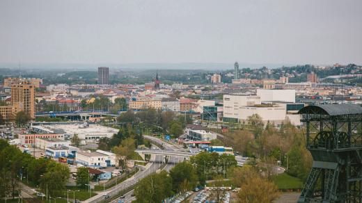 Pohled na Ostravu z Bolt Tower. Ve středu patrná výrazná budova Forum Nová Karolina, za ní věž Nové radnice, vlevo vzadu výškový dům zvaný Jindřiška