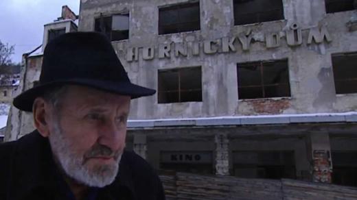 Karel Kukal před hornickým domem