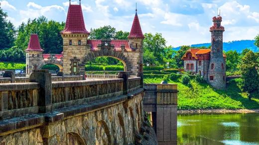 Přehrada Les Království u Dvora Králové nad Labem patří k našim nejkrásnějším vodním stavbám