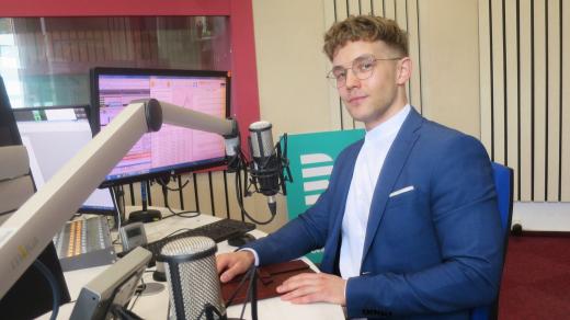 Jan Schmidt ve studiu Českého rozhlasu Hradec Králové
