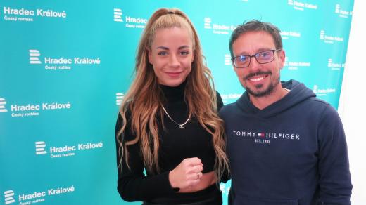 Kateřina Čavajdová a Jakub Schmidt ve studiu Českého rozhlasu Hradec Králové