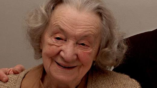 Josefína Napravilová si v 95 letech v Lidicích u Kladna převzala čestné občanství