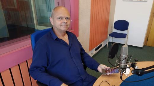 MUDr. Petr Dulíček ve studiu Českého rozhlasu Hradec Králové
